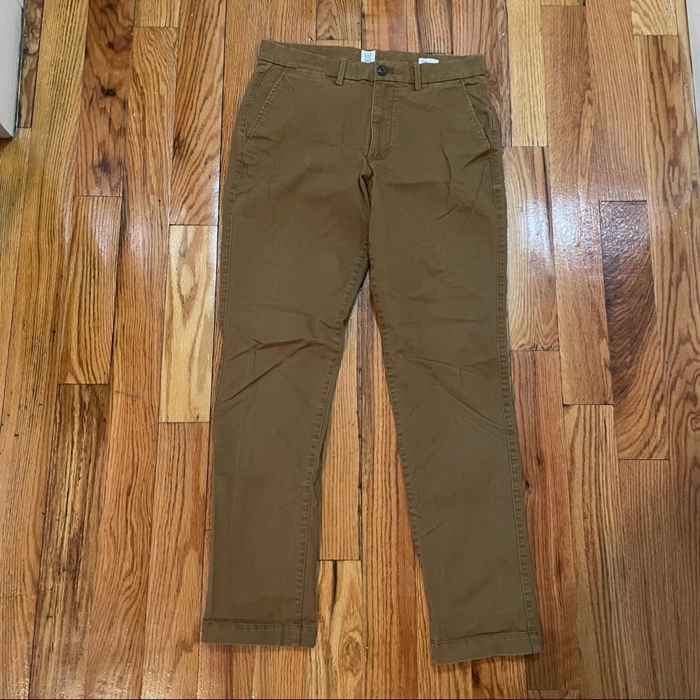 GapFlex Essential Khakis in Slim Fit (Palomino Brown)